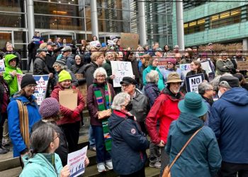 Un juez bloquea la orden de Donald Trump que detenía las admisiones de refugiados