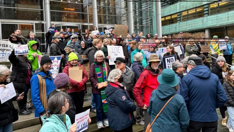 Un juez bloquea la orden de Donald Trump que detenía las admisiones de refugiados