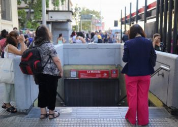 Chile vuelve a la normalidad tras el apagón que llevó al gobierno a declarar toque de queda