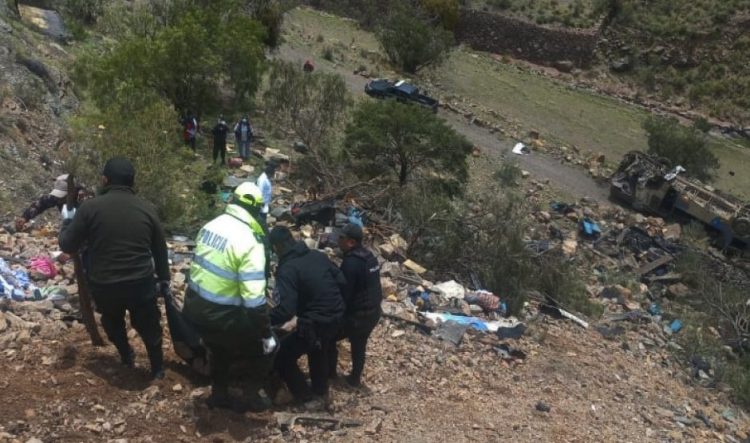 28 Muertos y 20 heridos al caer autobús por un barranco en Bolivia