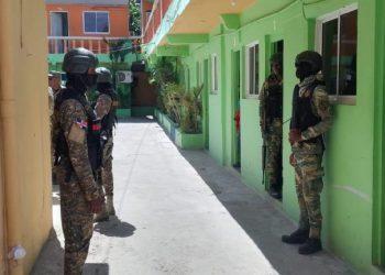 Operativo en Montecristi detiene indocumentados y decomisa drogas