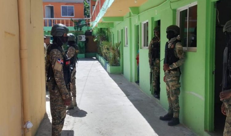 Operativo en Montecristi detiene indocumentados y decomisa drogas
