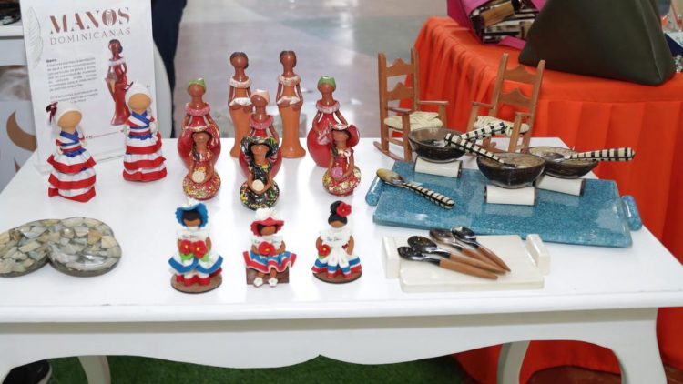 Manos Dominicanas lleva “Fiesta Patriótica” a sus cuatro tiendas comerciales