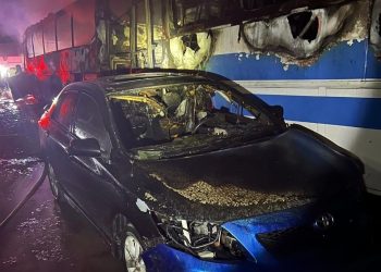 Varios vehículos resultaron quemados en un estacionamiento en Puerto Plata