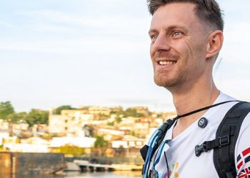 Callum Bates recorrerá 570 km por la educación en RD