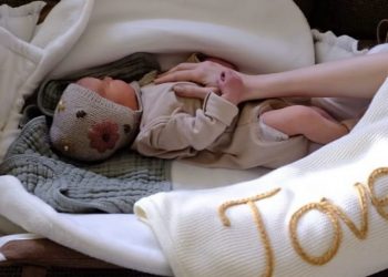 Lily Collins presenta a su bebé, nacido por vientre subrogado