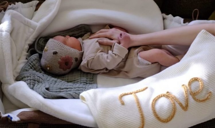 Lily Collins presenta a su bebé, nacido por vientre subrogado