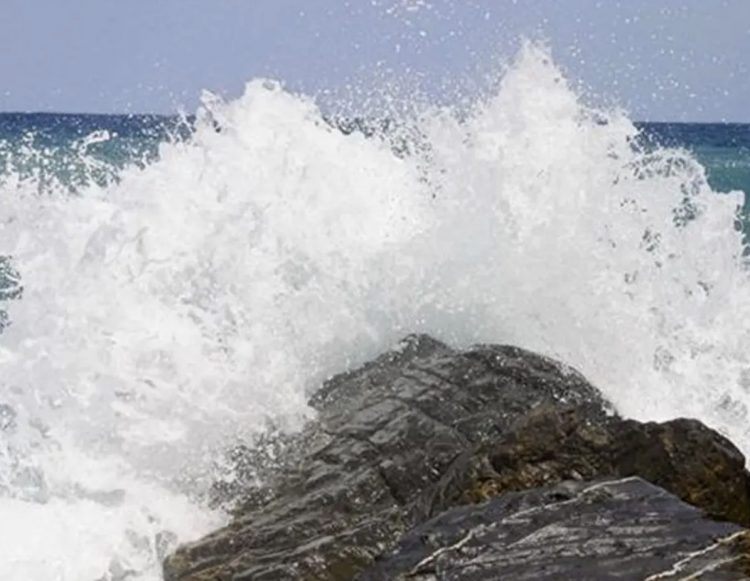 Oleaje peligroso y lluvias dispersas por vaguada y vientos