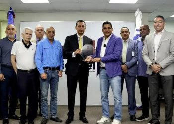 Guido Gómez Mazara reconocido por baloncesto juvenil