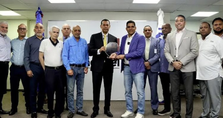 Guido Gómez Mazara reconocido por baloncesto juvenil