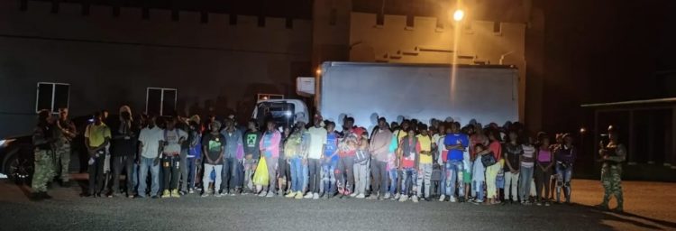 Ejército detiene camión con haitianos en Montecristi