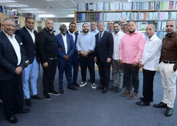 Leonel Fernández se reúne con alcaldes y directores de la FP