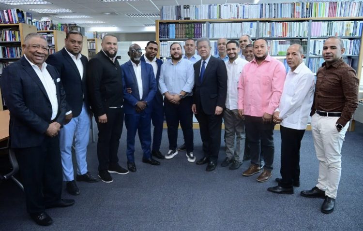 Leonel Fernández se reúne con alcaldes y directores de la FP