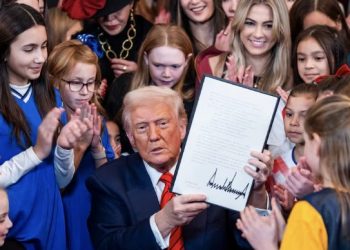 Trump prohíbe a atletas trans competir en deportes femeninos