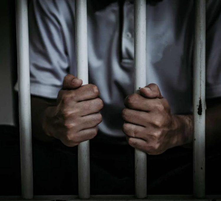 Dictan siete años de prisión a un agente policial por robo a dos mujeres