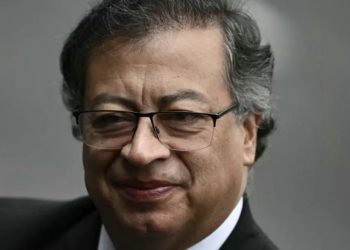 Petro pide renuncia de ministros y jefes administrativos