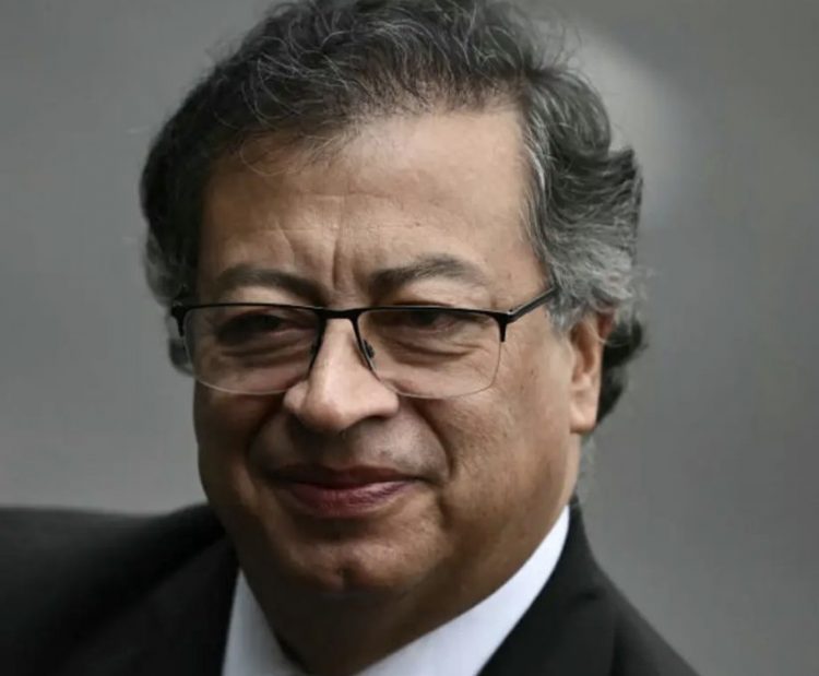 Petro pide renuncia de ministros y jefes administrativos