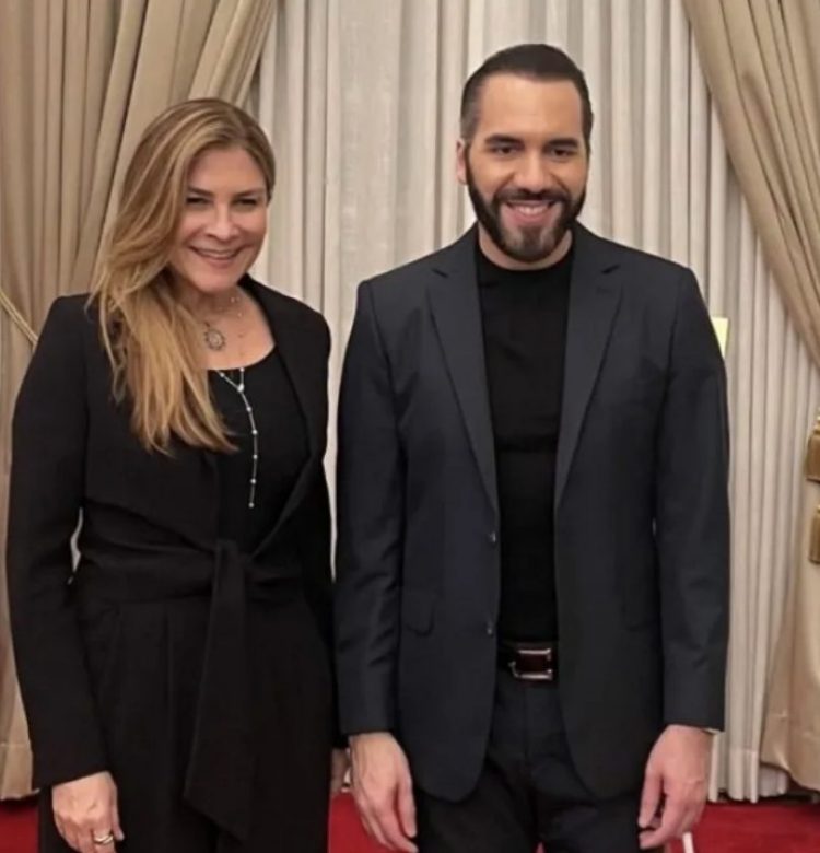 Carolina Mejía asiste a reunión con el presidente Nayib Bukele
