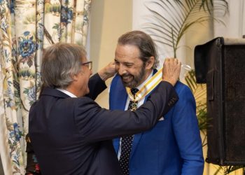 Juan Luis Guerra recibe la Encomienda de Isabel la Católica
