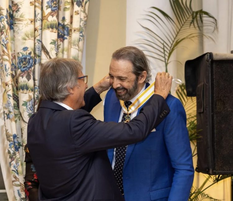 Juan Luis Guerra recibe la Encomienda de Isabel la Católica