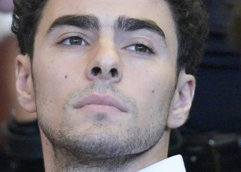 Mangione recibe 300,000 dólares de fans para gastos legales