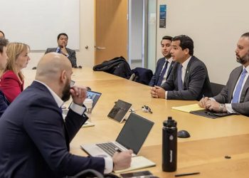 Omar Fernández se reúne con ejecutivos de Amazon