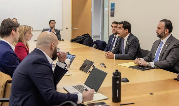 Omar Fernández se reúne con ejecutivos de Amazon
