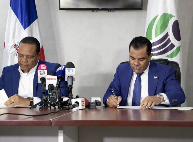 Firman acuerdo para proteger a ciudadanos de fraudes en salud