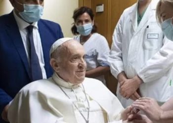 El Vaticano confirma que el Papa Francisco tiene neumonía bilateral