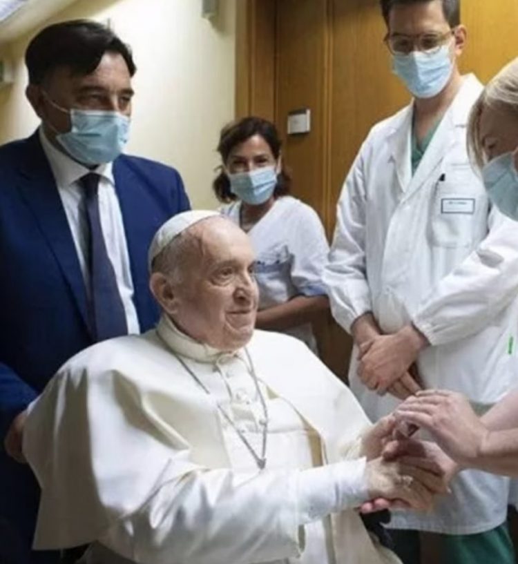 El Vaticano confirma que el Papa Francisco tiene neumonía bilateral