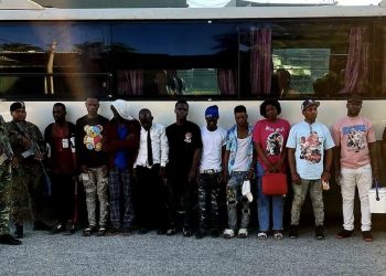 Ejército detiene a ocho por tráfico de indocumentados