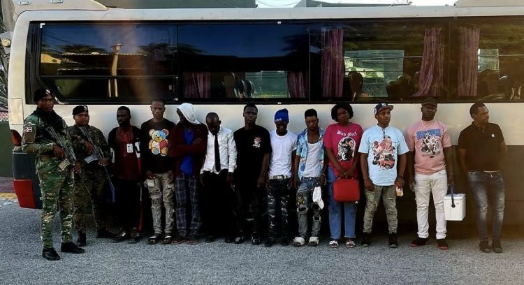 Ejército detiene a ocho por tráfico de indocumentados