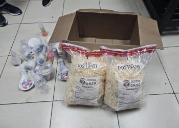 Decomisan 39 hojas de papel y folders triturados con cocaína
