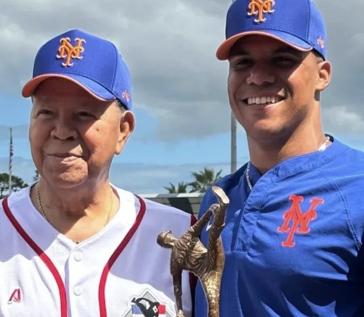 Juan Soto recibe el reconocimiento del premio Juan Marichal