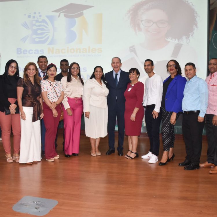 Mescyt abre convocatoria para 8,000 becas nacionales dedicada a las carreras STEAM