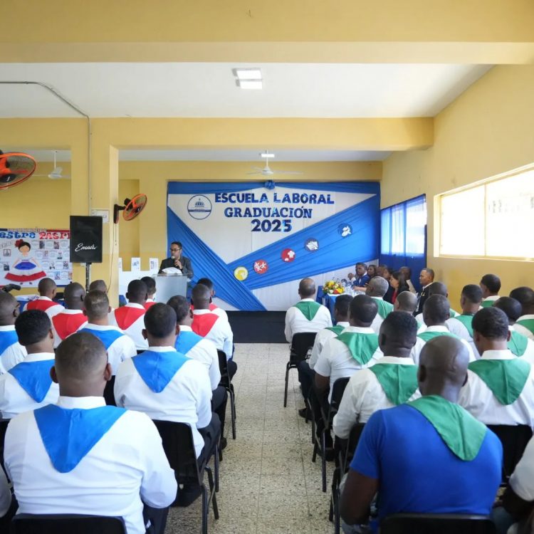 Más de 200 privados de libertad se gradúan como técnicos en el CCR de San Pedro de Macorís
