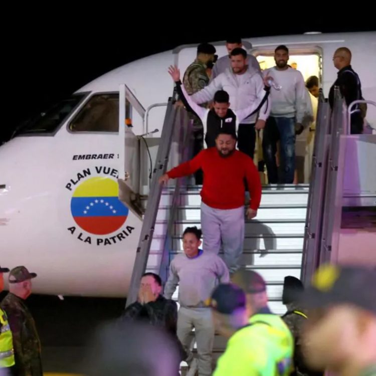 Llega a Venezuela un avión con 242 migrantes deportados