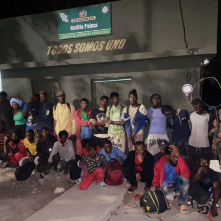 Ejército retiene dos vehículos abandonados con haitianos indocumentados en Valverde