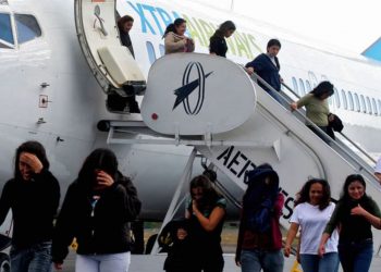 Perú recibe primer vuelo con 34 ciudadanos deportados desde Estados Unidos