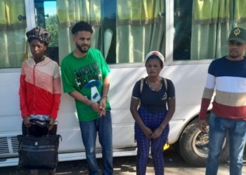 Hombre que transportaba haitianos ilegales se lanza a canal de riego para evitar arresto