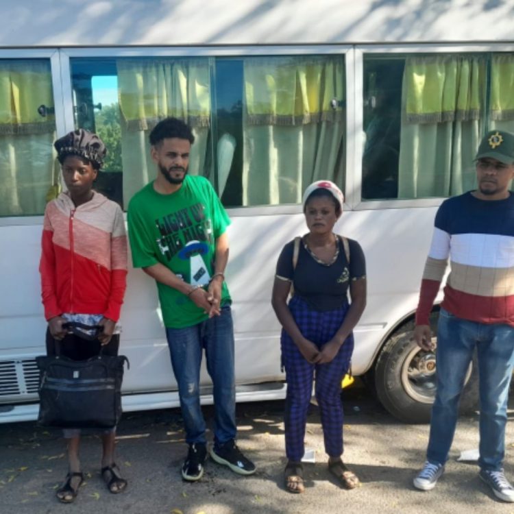 Hombre que transportaba haitianos ilegales se lanza a canal de riego para evitar arresto