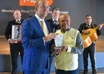 Colaboradores del Ministerio de Obras Públicas despiden a Deligne Ascensión.