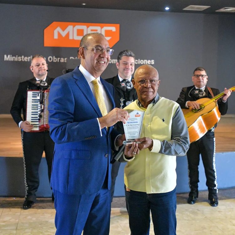 Colaboradores del Ministerio de Obras Públicas despiden a Deligne Ascensión.