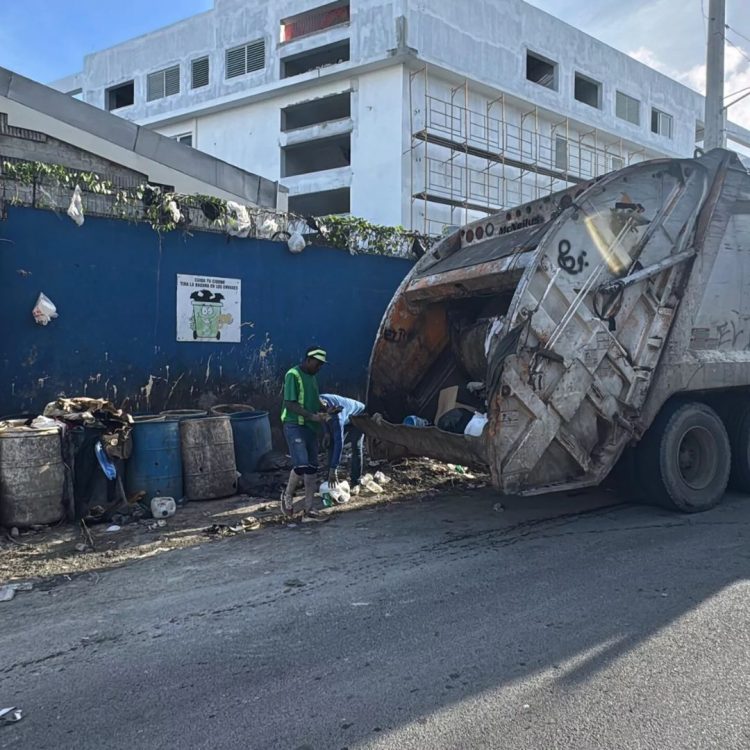 Alcaldía del Distrito Nacional elimina vertedero improvisado en La Yagüita