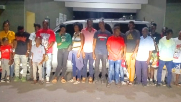 Detienen a 21 haitianos ilegales que eran transportados en una yipeta en Pedernales