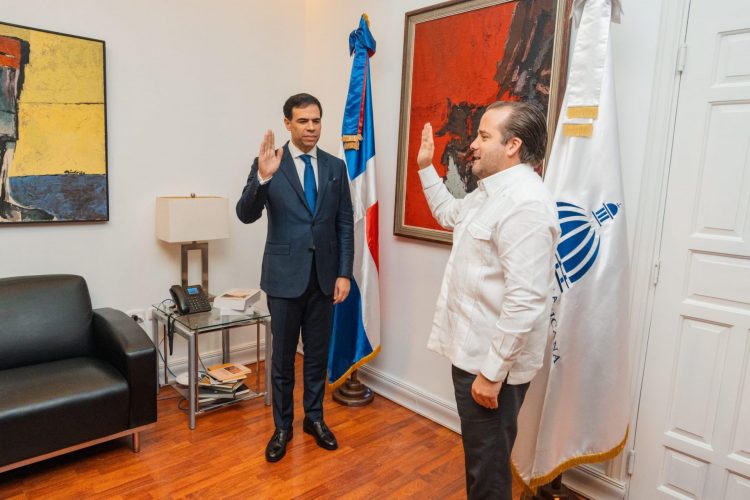 Ministro de la Presidencia juramenta a los nuevos ministros de Cultura y Trabajo