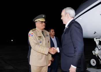 Luis Abinader regresa a RD tras conferencia de energía en Guyana