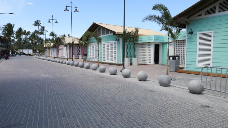 Abinader entrega plaza del pueblo de los pescadores en Las Terrenas