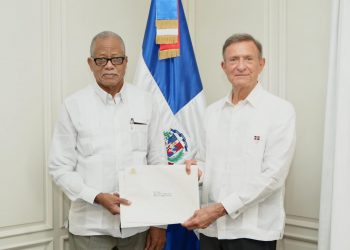 Roberto Álvarez recibe Copias de Estilo de Cartas Credenciales del nuevo embajador de Haití