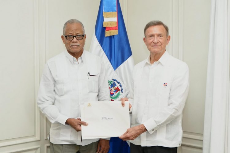 Roberto Álvarez recibe Copias de Estilo de Cartas Credenciales del nuevo embajador de Haití
